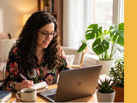 Jeune indépendante travaille sur son bureau à domicile